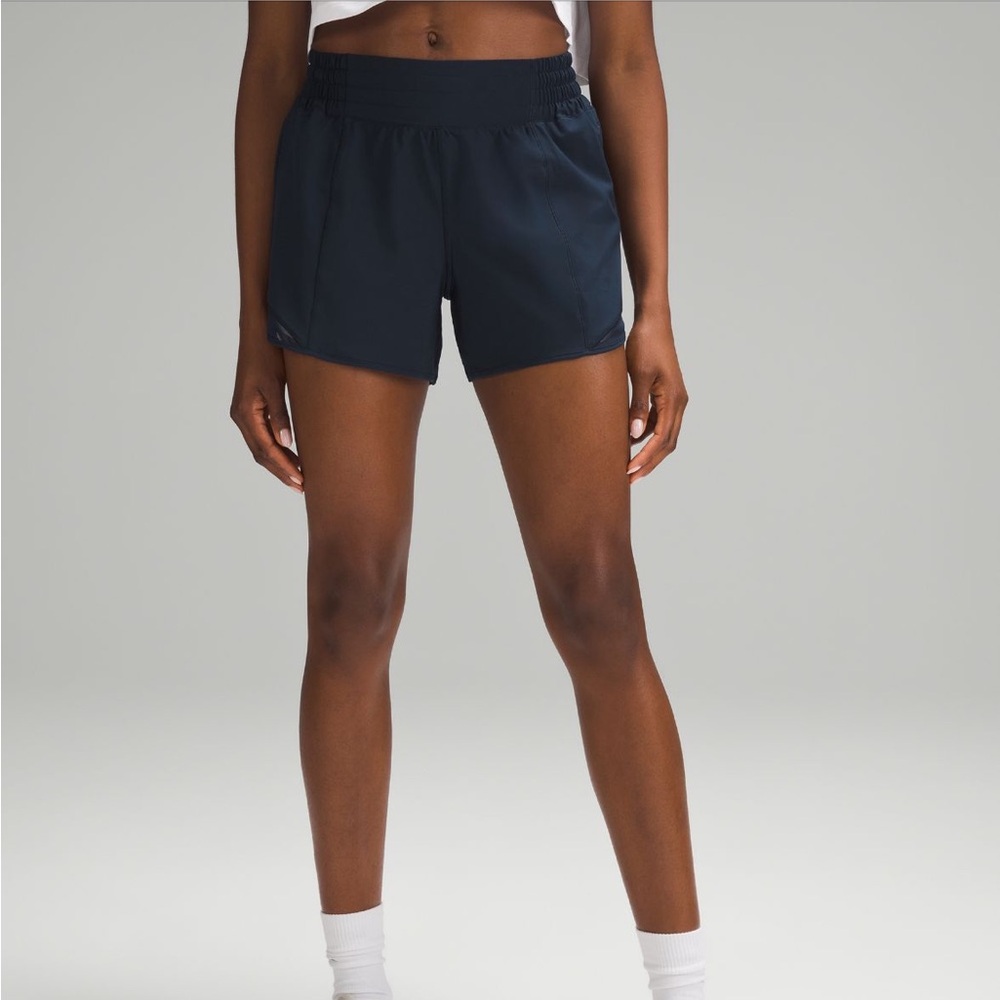 Lululemon shorty Hot High Rise Lined Short 4”